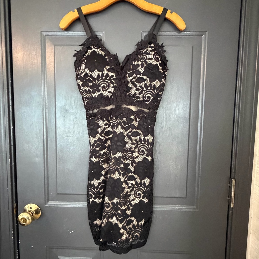 Black Lace Bodycon Mini Dress - Classic Elegant Style